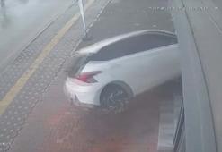 Osmaniye’de otomobilin iş yerine daldığı kaza kamerada