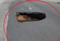 Diyarbakır’da çöken yolda 1 metrelik çukur oluştu, trafik kilitlendi