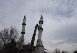 Depremde hasar alan 43 yıllık cami kontrollü şekilde yıkıldı