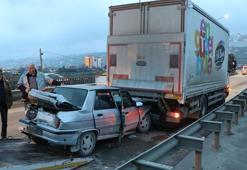 Freni boşalan TIR, 4 araca çarpıp elektrik direğini devirdi: 6 yaralı