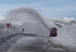 4 aydır ulaşıma kapalı olan 2 bin 600 rakımlı Bülbülan Geçidi’nde karla mücadele