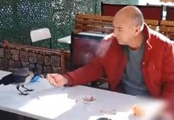 Küçükçekmece'de önce şeker sonra ekmek verdiği kargayı elleriyle besledi