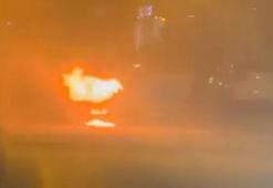 Küçükçekmece'de seyir halindeki otomobil alev alev yandı