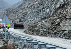 Yüksekova’da heyelan sonrası kapanan yol yeniden ulaşıma açıldı