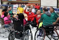 6 Şubat'ta uzuvlarını kaybedenler tenis kortunda