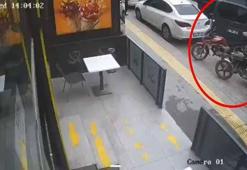 Sürücüsünün fren yerine gaza bastığı hafif ticari araç, 4 araca çarptı