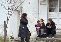 Evde tek başına olan çocuk çakmakla oynarken evi yaktı; 2 kişi dumandan etkilendi