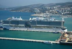 Kuşadası'na kruvaziyerle 4 bin 12 turist geldi