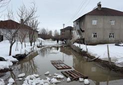 Yüksekova'da biriken kar eriyince evlerin bahçeleri su ile doldu