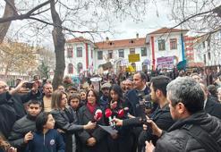 Ankara'da okul binasının devredilmesine tepki gösteren öğrenci ve velilerden basın açıklaması