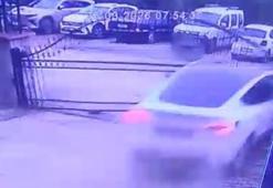 Otomobilin sitenin demir kapısını kırdığı kaza anı kamerada