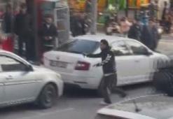 Fatih'te etrafa rastgele bıçakla saldıran şüpheli kamerada