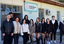 Üniversite öğrencileri ilkokulun kapılarını boyadı, kırık camlarını değiştirdi, kütüphane oluşturdu