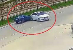 El freni çekilmediği için hareket eden otomobile başka otomobil çarptı