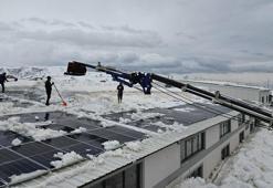 Bitlis'te işletmelerin çatılarında vinçle kar temizliği