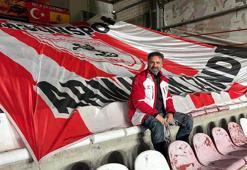 Yaptırdığı 55 metrekarelik bayrakla Samsunspor'un tüm Avrupa deplasmanlarına gitti