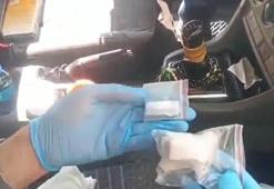 Uyuşturucuları araç teybinin arkası, torpido kasası ve tavan döşemesine zulalamış