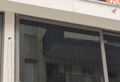 İş merkezindeki pencerenin sokağa düşmesi kamerada