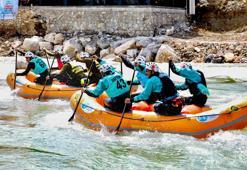 Munzur Nehri'nde 'rafting' heyecanı; 300 sporcu kıyasıya yarıştı