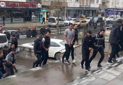 Banka hesabını kiraladığı kişilere ulaşamayınca arkadaşlarını kaçırıp darbettirdi