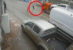 Yola fırlayan çocuk kazadan son anda kurtuldu