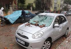 Denizli'de kuvvetli rüzgar; ağaçlar devrildi, çatılar uçtu