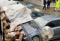 Aydın'da istinat duvarı çöktü; 4 otomobil hasar gördü