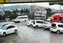 Servis minibüsü ile otomobil çarpıştı: 7 yaralı