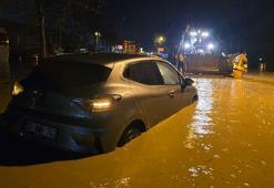 Manisa’da sağanak; araçlar yolda mahsur kaldı
