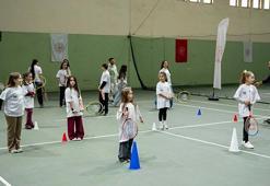 Eski milli sporcu çocukları tenisle buluşturuyor