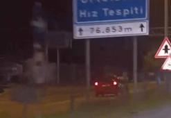 Otomobilin ters yönde ilerlediği anlar kamerada
