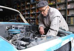 90 yaşındaki Anadol ustası, araçları yeniden trafiğe çıkarıyor