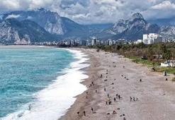 Antalya’da yağış sonrası güneş açtı, sahillerde yoğunluk oluştu