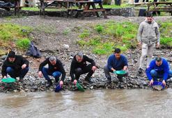 Sosyal medyada toplanan altın avcıları, yağışa rağmen İzmir'de derede altın aradı