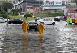 Adana’da sağanak nedeniyle yollar göle döndü
