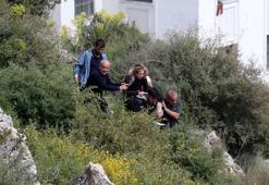 Kayalıktan düşen kadını sırtlarında taşıyıp, sağlık ekibine teslim ettiler