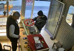 Girdiği kuyumcuda 60 bin liralık yüzüğü alıp kaçtı; olay kamerada