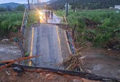 Milas’ta sağanakta köprü çöktü