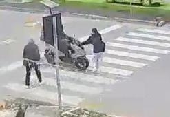 Mersin'de motokuryenin yaya geçidinde çocuğa çarptığı kaza kamerada: 1 yaralı