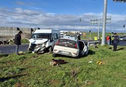 Öğrenci servis minibüsü ile otomobil çarpıştı: 13 yaralı