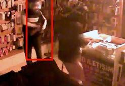 Kaldırım taşıyla kırdıkları vitrinlerdeki cep telefonu ve elektronik ürünleri çaldılar