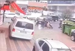 Sultangazi’de hafif ticari aracın çocuğa çarptığı anlar kamerada