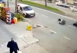 Kamyonete çarpan motosiklet sürücüsü hayatını kaybetti; kaza kamerada