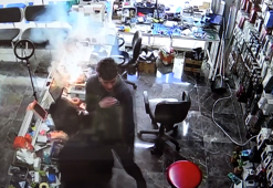 Tamire getirilen cep telefonunun bataryası patladı; o anlar kamerada