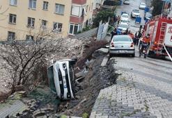 Üsküdar'da yağışın ardından yol çöktü; park halindeki otomobil çukura düştü
