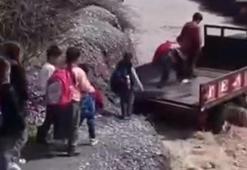 Öğrenciler, debisi yükselen dereyi traktörle geçti