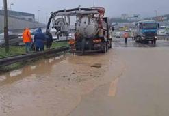 Çekmeköy'de dere yola taştı; Kadıköy istikameti trafiğe kapatıldı