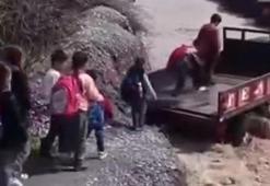 Öğrenciler, debisi yükselen dereyi traktörle geçti