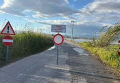 Menderes taştı, yol ulaşıma kapandı