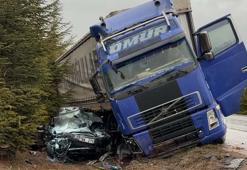 TIR’ın otomobile çarpıp sürüklediği kaza kamerada: 1 ölü, 2 yaralı